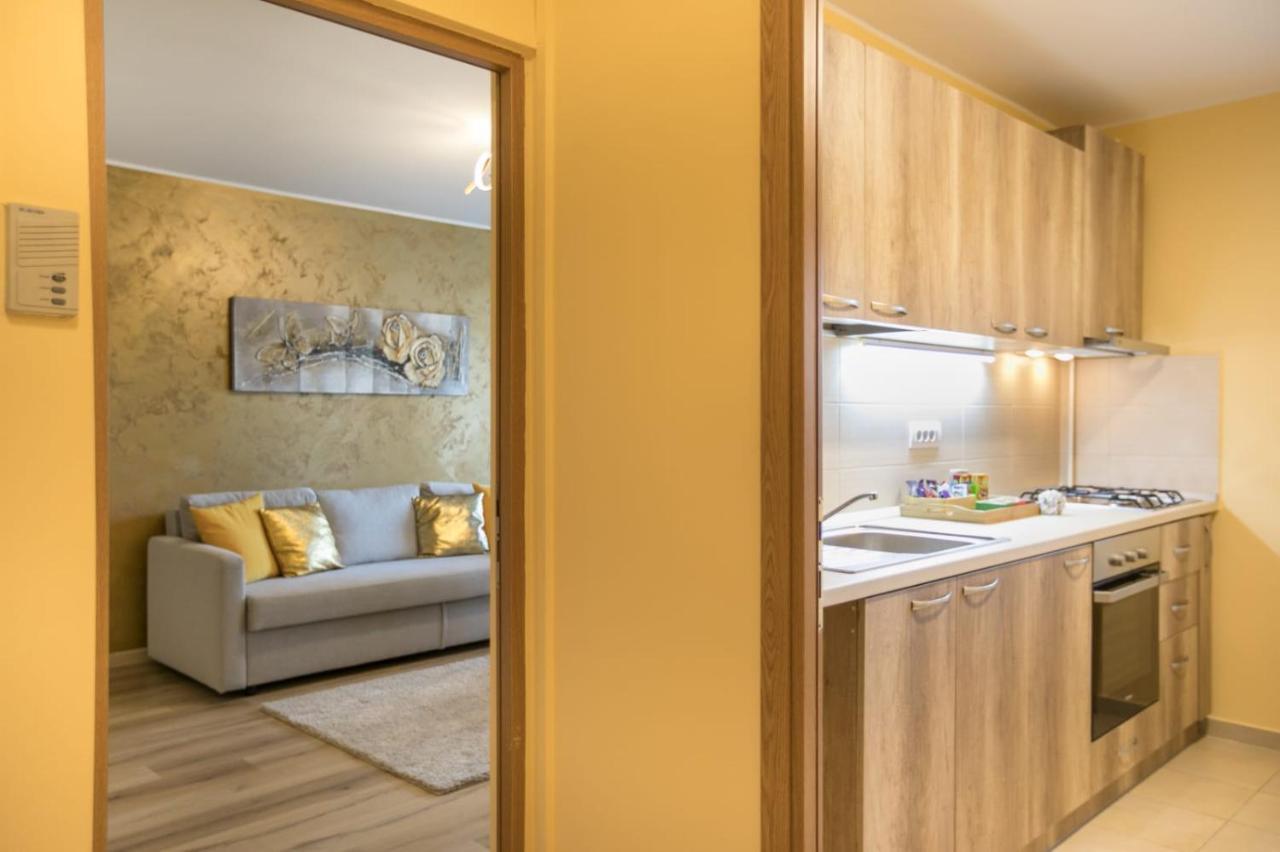 Golden Apartment Baneasa Bucharest Exterior photo